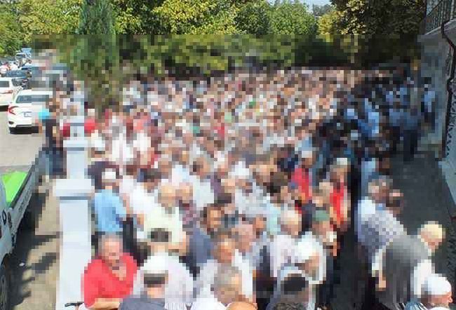 Babasının cenazesine katıldığı küçük kıza tacizde bulunmuş
