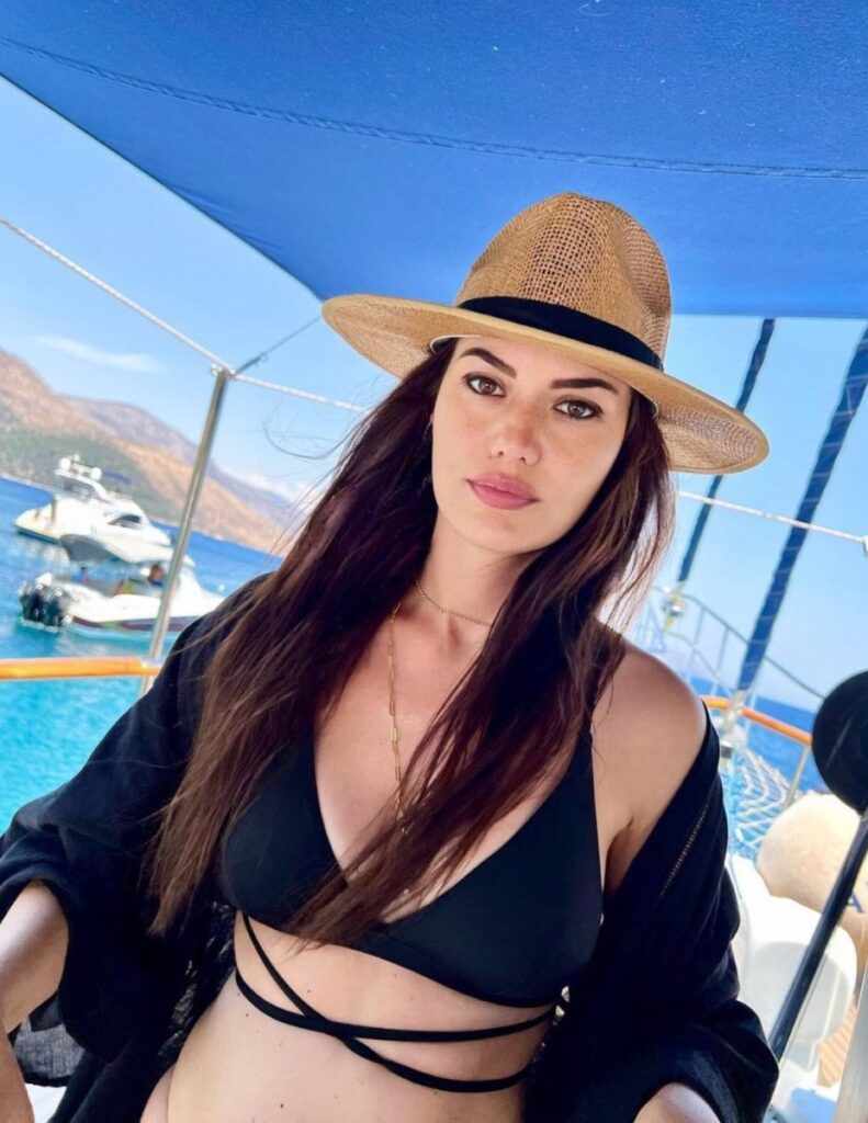 Fahriye Evcen ve Burak Özçivit'in ikinci çocuklarının cinsiyeti belli oldu