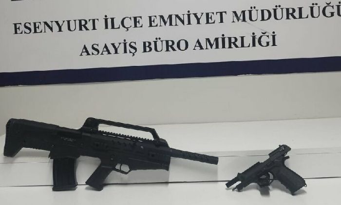 Film seti değil Esenyurt, sokak ortasında silahlı çatışma